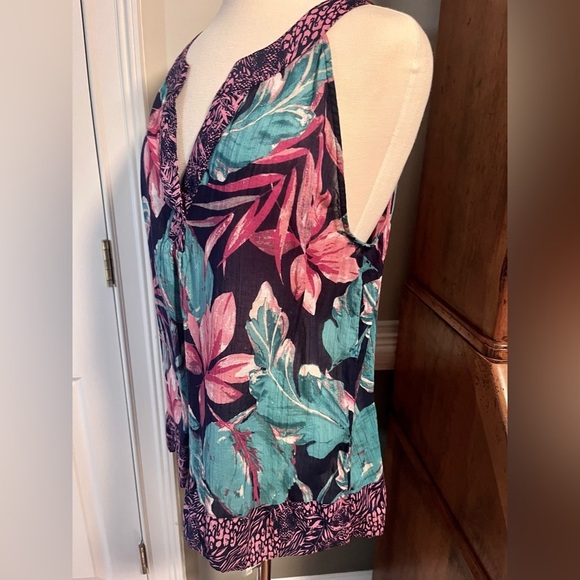 Christian Siriano Tropical Sleeveless Split V Neck Top - Picture 3 of 7